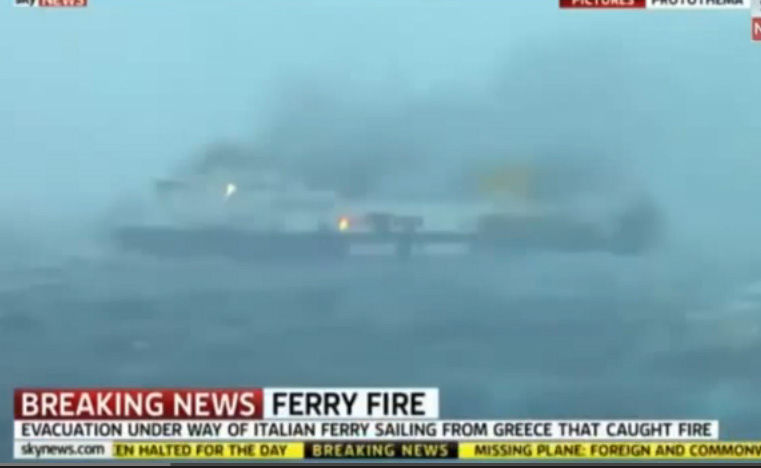 Titánica operación para rescatar a más de 400 pasajeros a bordo de un ferry incendiado en Grecia
