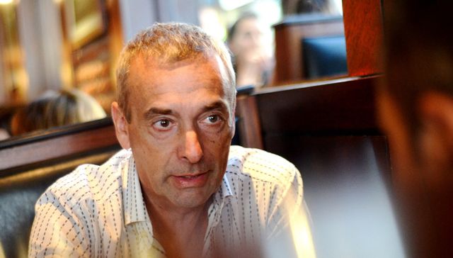 Llegó, acudió, fue, se dirigió