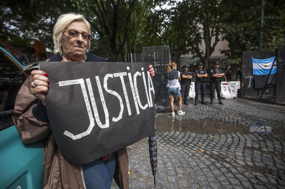 Argentina: fiscal pidió informes sobre los teléfonos usados por Cristina Fernández y los demás imputados en la causa por la muerte de Nisman