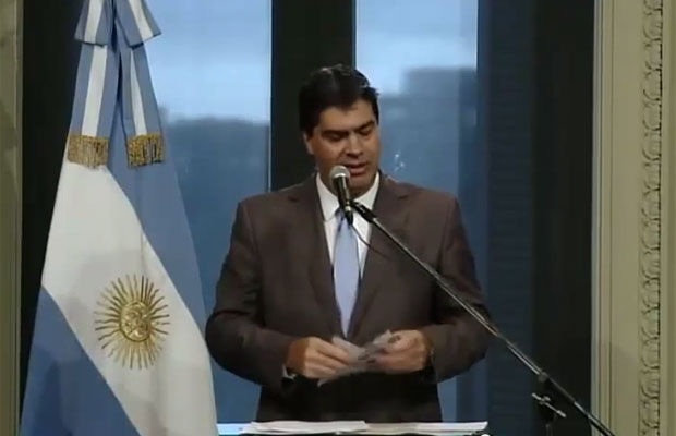 Capitanich rompió un ejemplar de Clarín