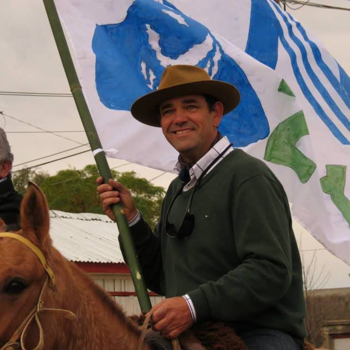 Diputado llegó al Parlamento a caballo para defender las 