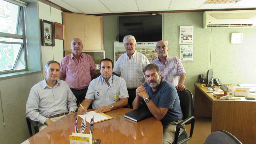 Grupo FIANCAR y CAYCUT firman acuerdo para taxis