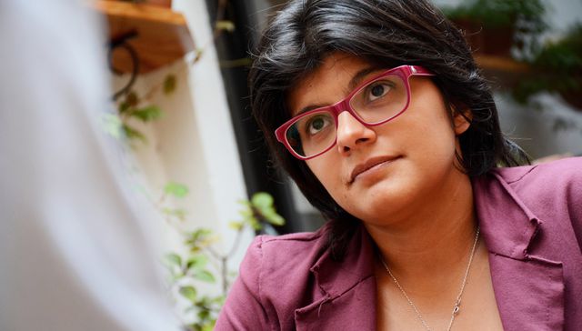 La joven de la izquierda