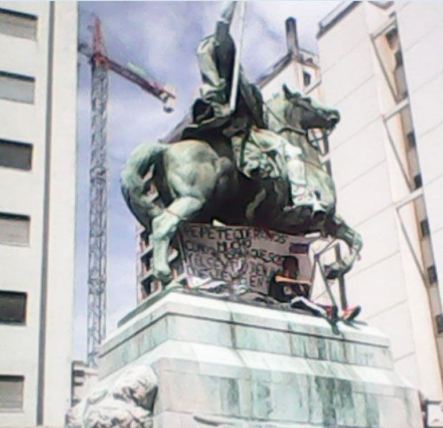 Se subió al Monumento al Gaucho y amenazó con tirarse si no aparecía Mujica