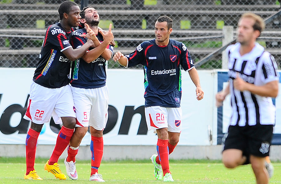 Tres no son multitud