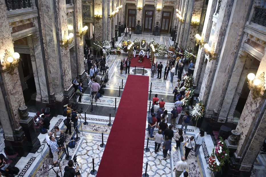 Despiden los restos de Galeano