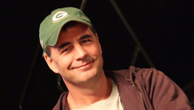 Por debajo del escritorio