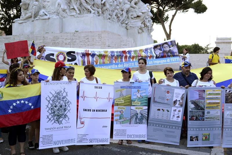 Decenas de personas se manifiestan contra Maduro en Roma