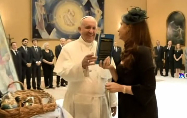 Cristina Fernández obsequió al papa con un libro uruguayo