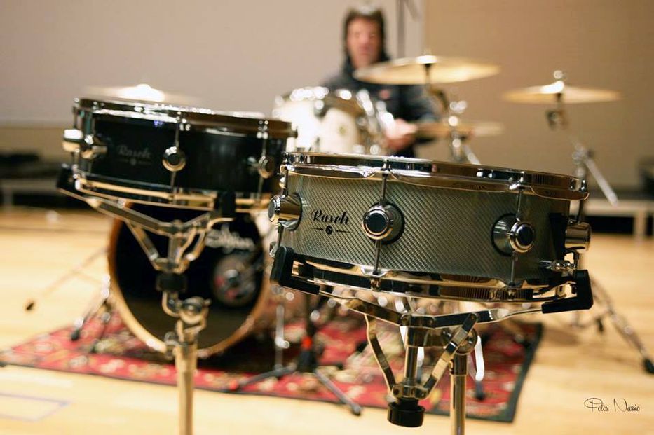Crean instrumentos de percusión a prueba de balas
