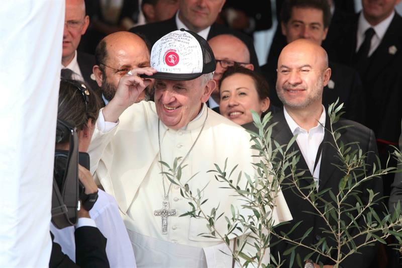 El papa concluye viaje con visita a barriada pobre y misa con acento guaraní