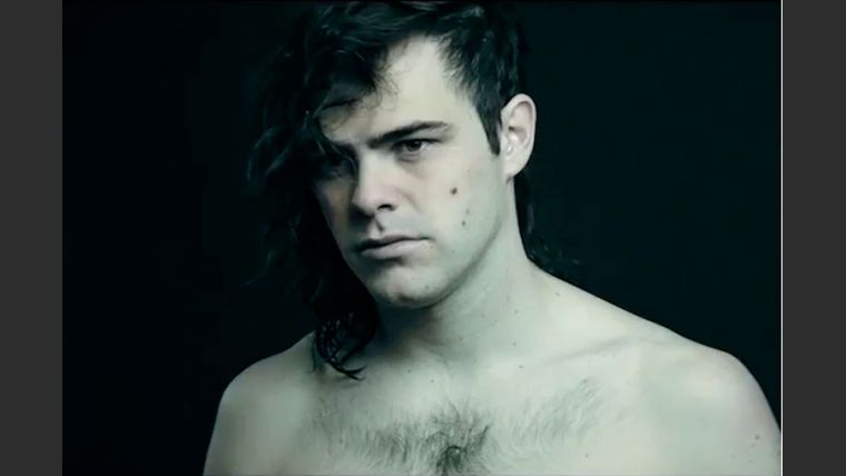 Aparecieron las primeras imágenes del desnudo de Peter Lanzani