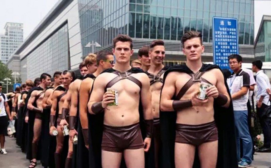 China: modelos detenidos por vestirse como espartanos de film “300”