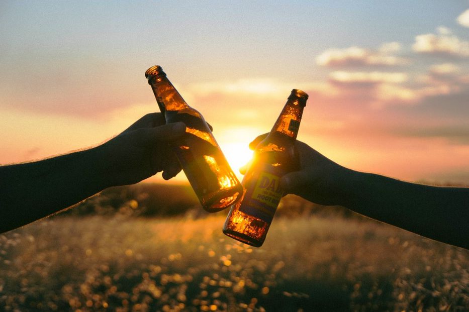 Consumo de alcohol adolescente en EE. UU. cayó a la mitad en cinco décadas, según estudio