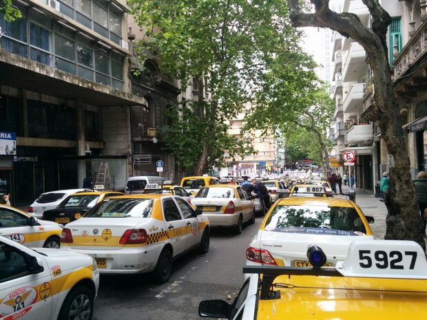 Una mujer denunció que un taxista ingresó a su casa a la fuerza e intentó abusar de ella