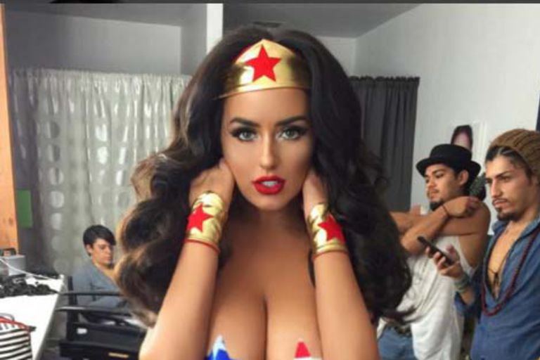 Abigail Ratchford revela los detalles temáticos de su Calendario 2016 - noticia sobre Abigail Ratchford
