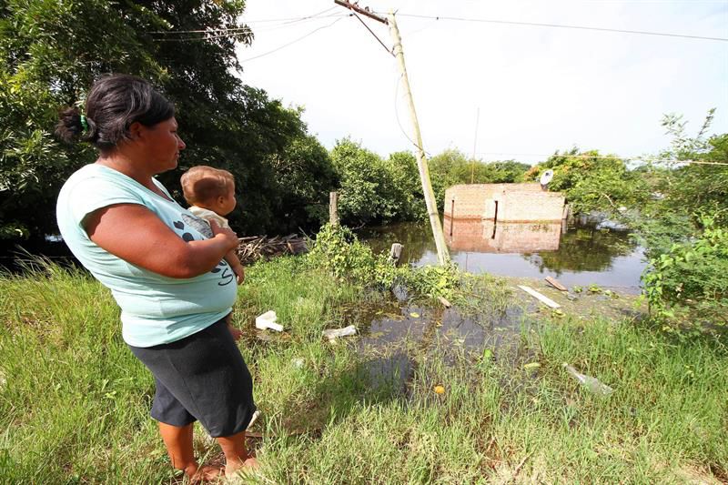 Dos muertos y 20.000 evacuados en noreste argentino por crecida de ríos