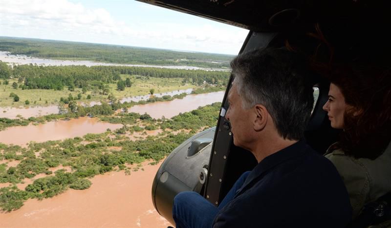 Macri promete ayuda para reconstrucción a 20.000 evacuados por inundaciones