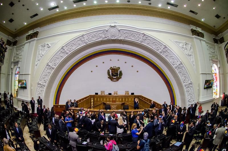 Supremo venezolano decide asumir competencias del Parlamento por su desacato
