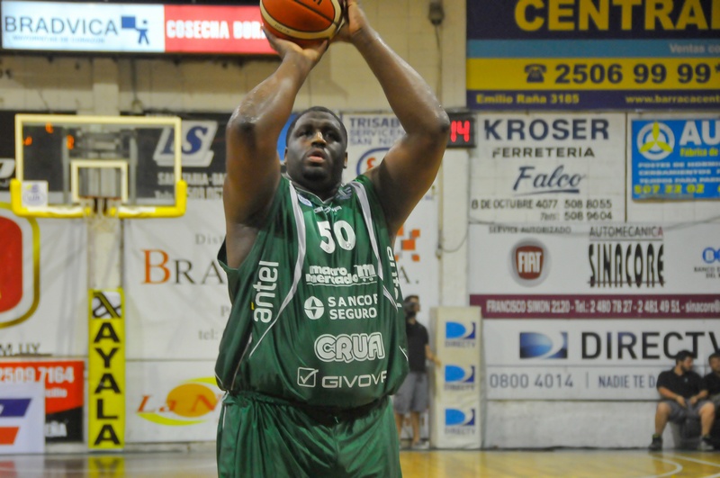 Falleció Michael Sweetney, recordado basquetbolista que pasó por la Liga Uruguaya