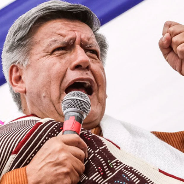 Candidato presidencial peruano Acuña publicó como suyo libro de su profesor