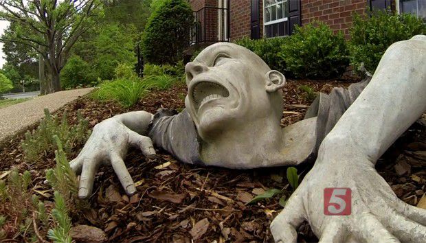 EEUU: vecino es obligado a retirar una estatua de zombie de su jardín