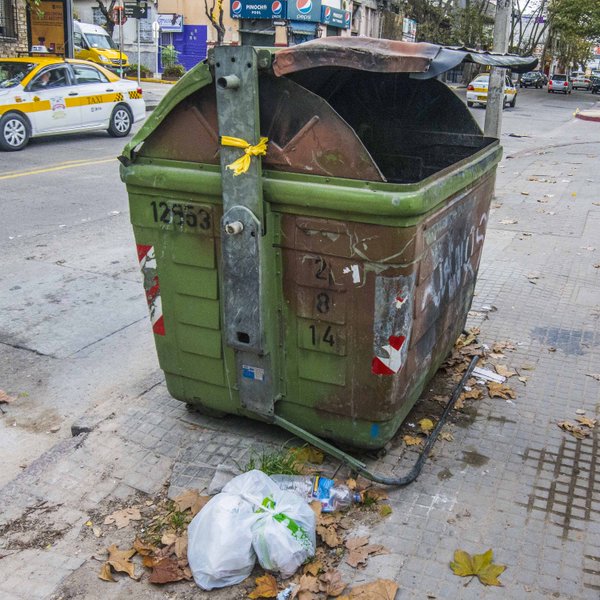 Apareció basura al lado de contenedores vacíos