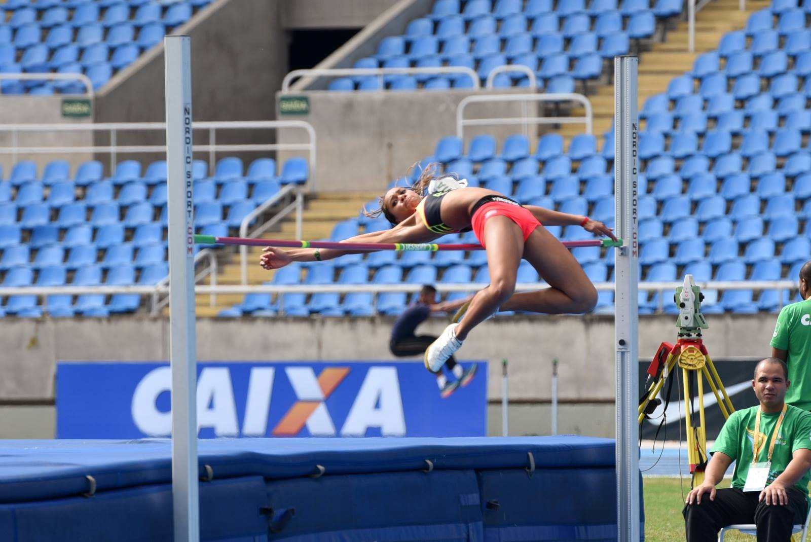 Atletismo Lorena Aires oro y récord nacional de salto alto en Bs. As.