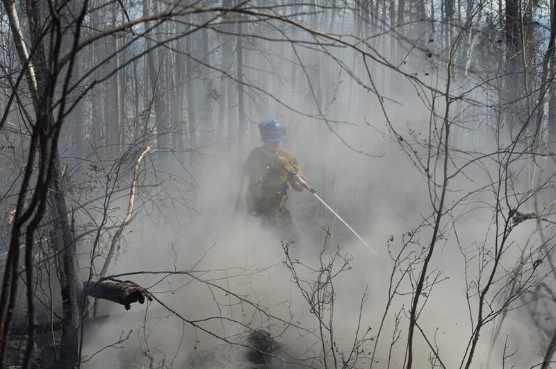 Incendio en Canadá sigue sin control, pero ralentiza su avance