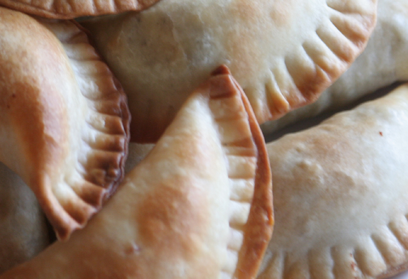 Empanadas de ricotta y pasas .