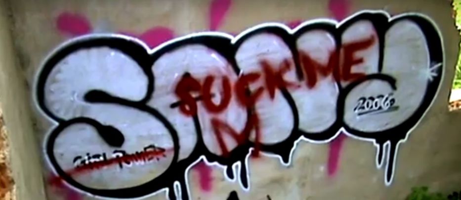 El spray por el mango