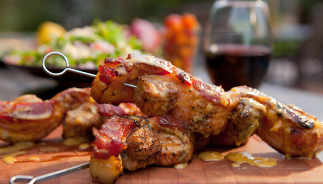 Pincho de cerdo envuelto en panceta