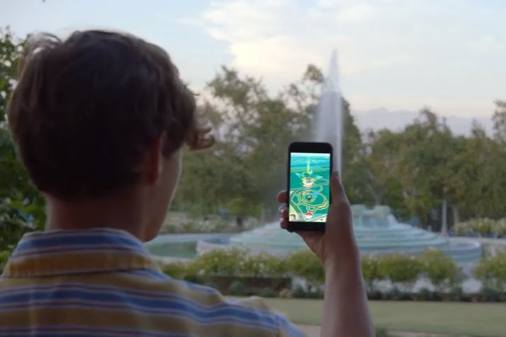 Le da más pokébola