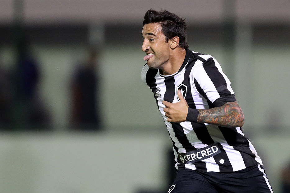 Con el traje de salvador