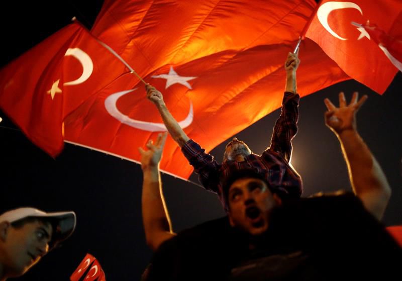 Continúan las purgas masivas en Turquía bajo la mirada inquieta de sus