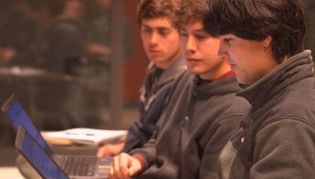 Prendidos a la compu