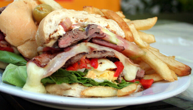 Chivito canadiense