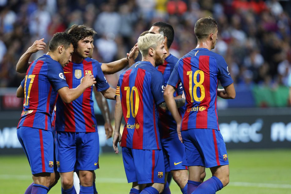 Le pega con un caño