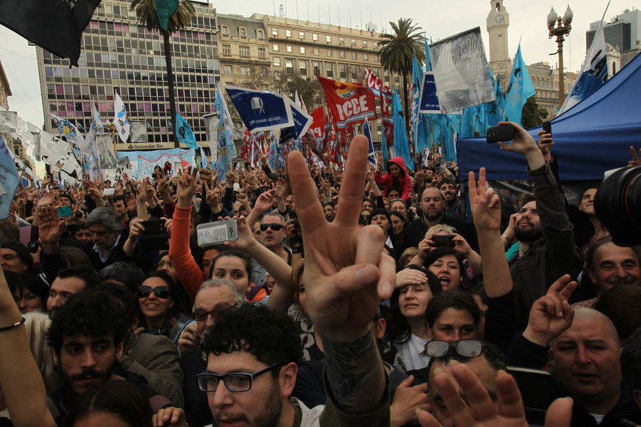 Multitud marcha en apoyo a Madres de Plaza de Mayo tras dichos de Macri