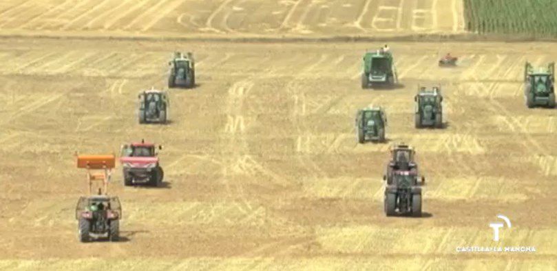 España: partida de ajedrez de tractores sobre llanura es atracción