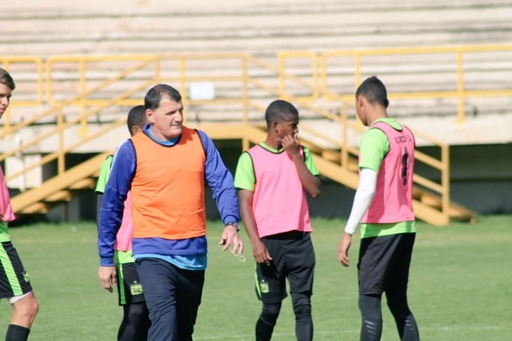 Nelson Olveira, nuevo entrenador de Tacuarembó, se acordó de Ruglio: “quedó en llamarme…”