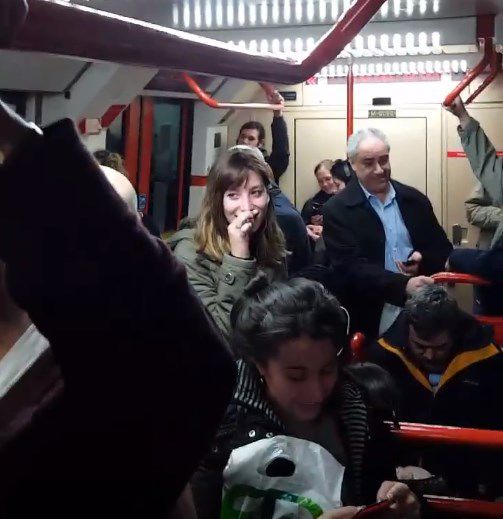 Una maquinista del subte olvidó apagar el micrófono y ventiló intimidades ante todo el pasaje