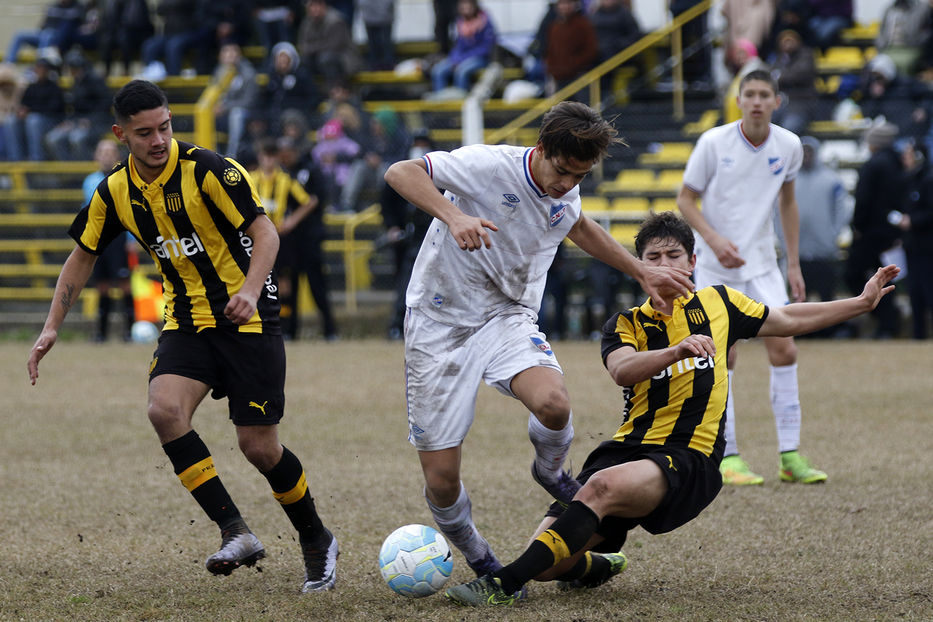 Nacional y Peñarol empataron 2-2 en el clásico del fútbol uruguayo