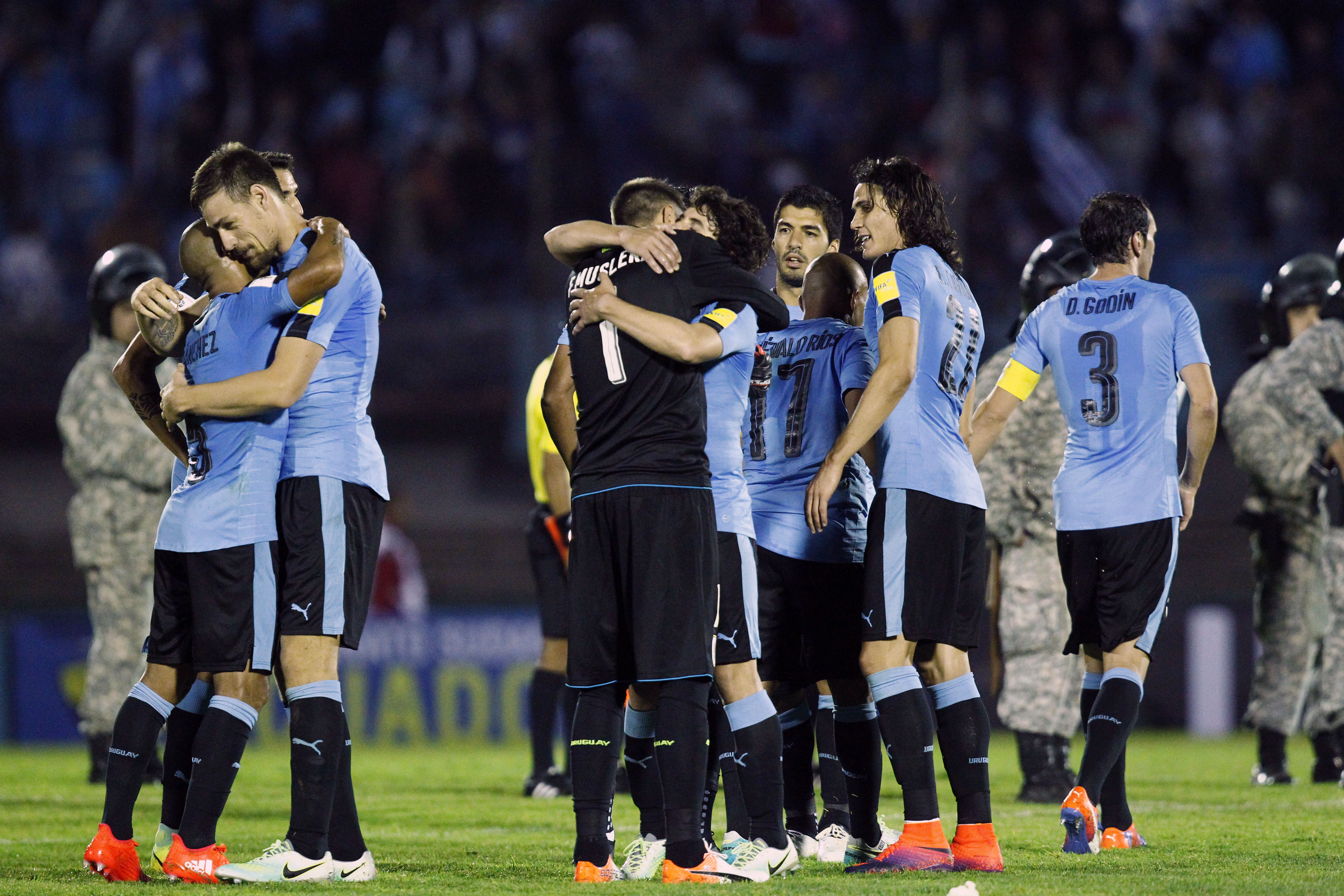 Suárez y Godín llaman a la unidad de la Selección Uruguaya para lograr la  clasificación