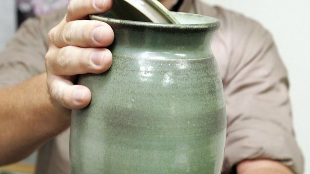 Iglesia católica prohíbe esparcir cenizas de los difuntos o tenerlas en casa