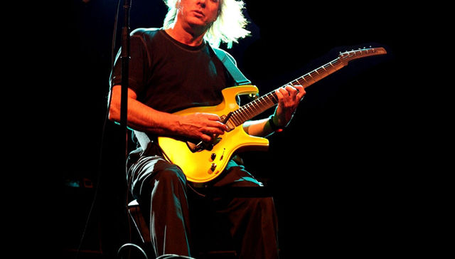 La guitarra que piensa distinto