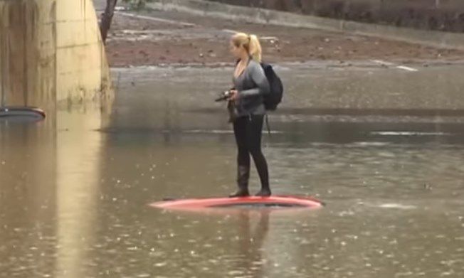 Riendo bajo la lluvia
