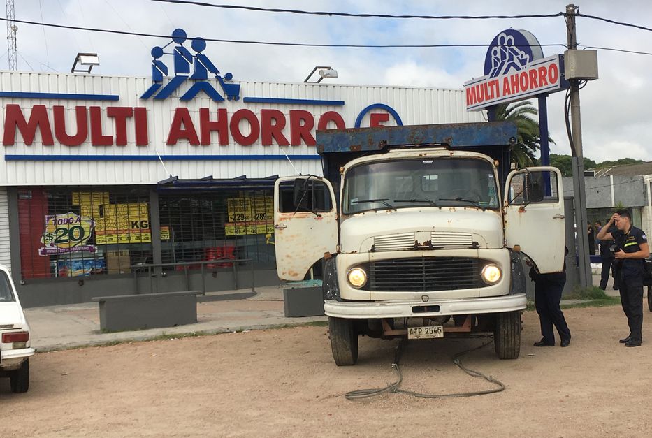 Delincuentes se llevaron dos cofres de seguridad de supermercado en Sayago