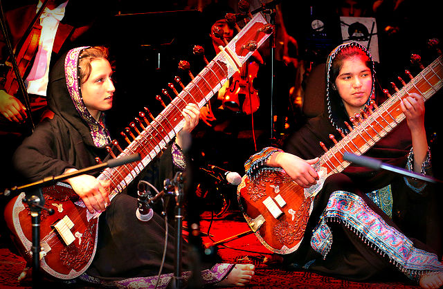 Primera orquesta de mujeres afganas toca en Davos con mensaje de emancipación