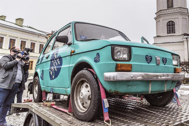 Ciudad polaca obsequiará a Tom Hanks un Fiat 126 de época